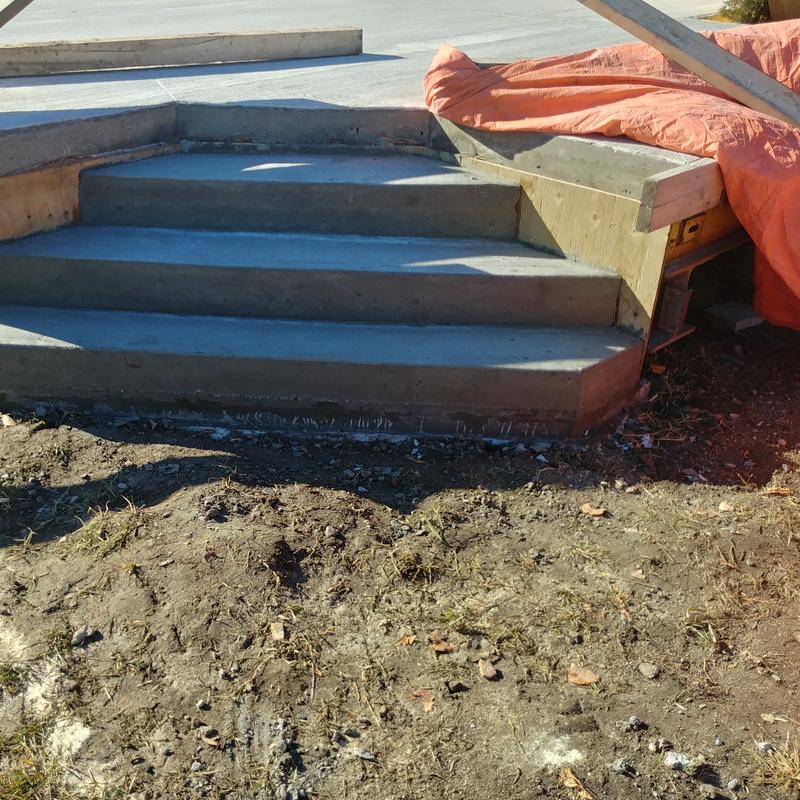 Concrete deck with corner steps